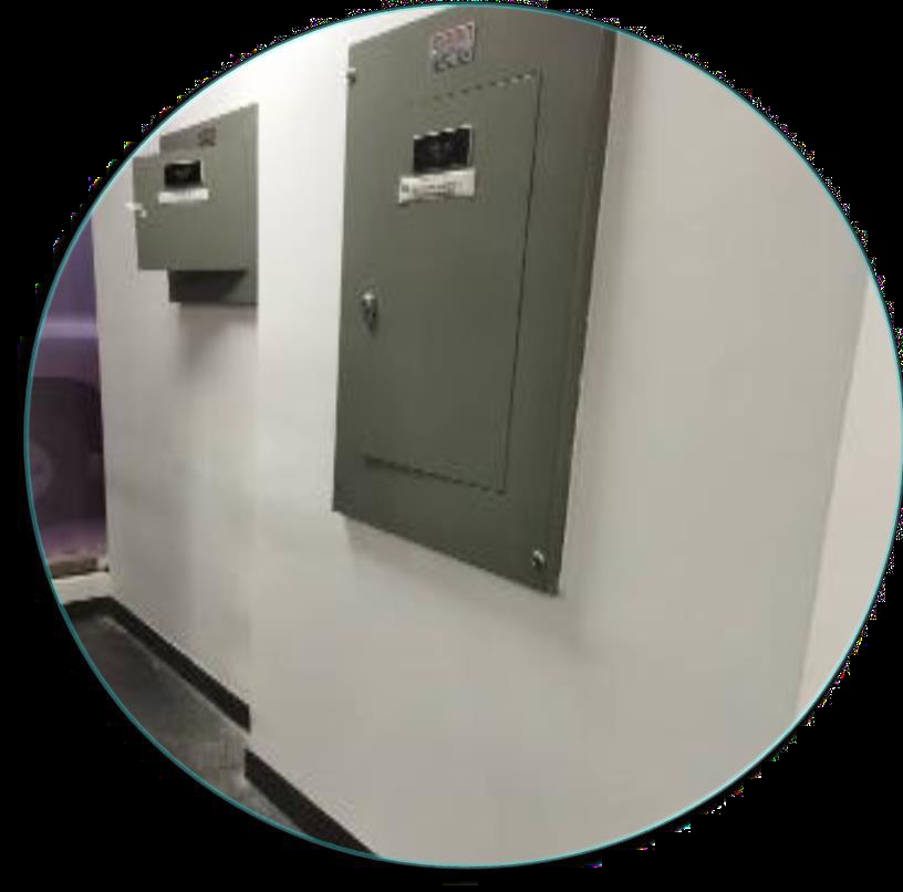 Tableros eléctricos instalados y rotulados en sala técnica