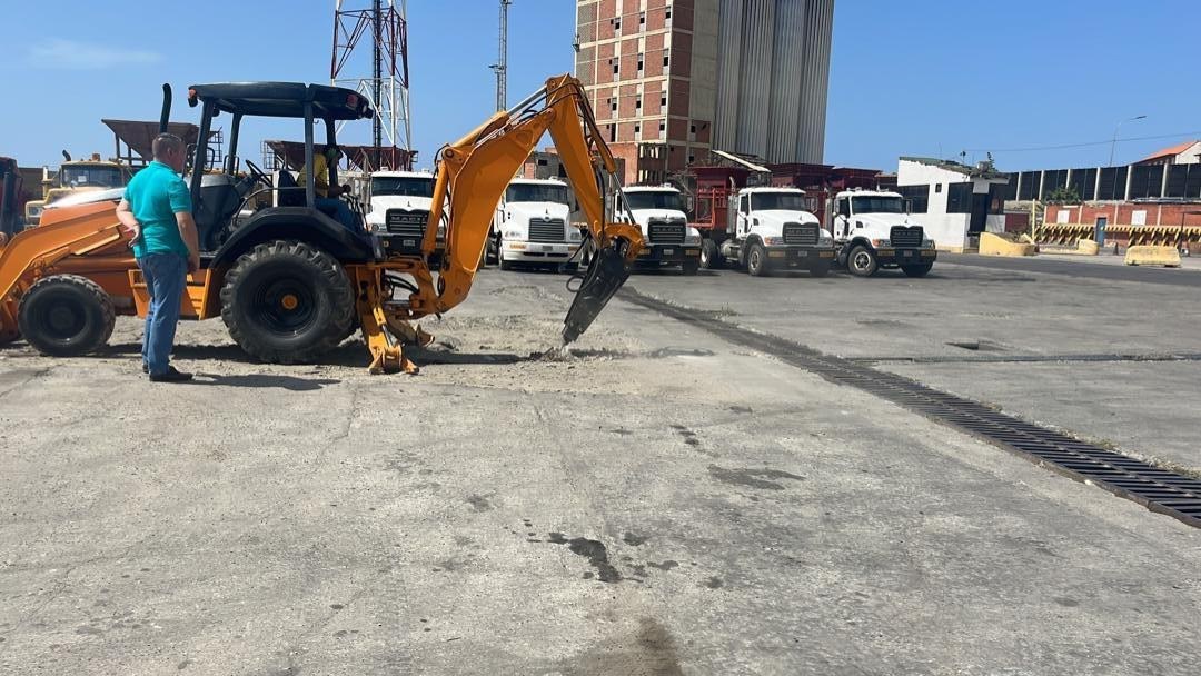 Flota propia de maquinaria pesada de SIGMA Ingenieros estacionada en obra
