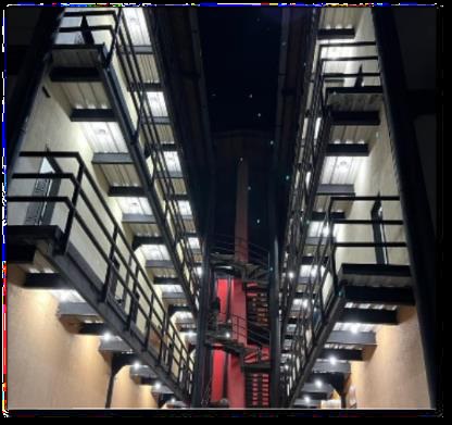 Interior de un espacio comercial acondicionado, con escalera y mobiliario