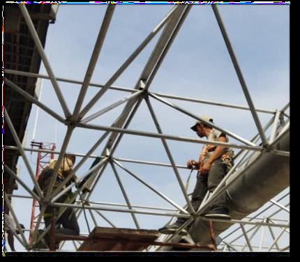 Obreros montando una estructura metálica en altura